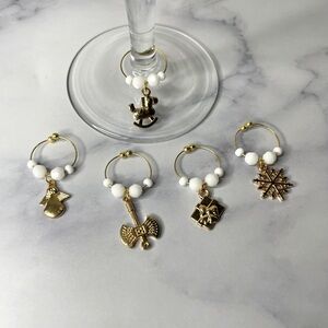 2/$10 ❤️❤️White and gold Xmas theme wine charms